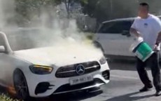 Ô tô Mercedes bốc cháy trên đường ở Hà Nội