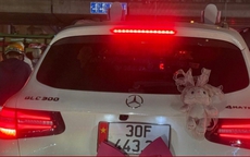 Cảnh sát giao thông truy tìm chủ ô tô gắn nơ hồng, cố tình che biển số
