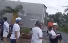 Va chạm với ô tô tải đang rẽ trái, hai nữ sinh 16 tuổi đi xe máy thương vong