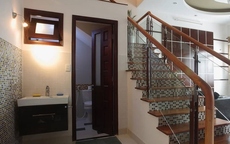 Những nguy hại khi thiết kế toilet dưới gầm cầu thang