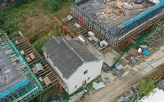 Số phận ngôi nhà xây trái phép vẫn đòi 721 tỷ đồng đền bù khiến dự án 140.000 tỷ đồng bị trì hoãn suốt 2 năm