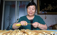 Không lương hưu vẫn an nhàn tuổi già: Bí quyết nghỉ hưu khôn ngoan của cụ bà U70