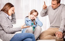 Tại sao có những gia đình, cha mẹ và con cái không còn yêu thương nhau nữa?: 'Tài khoản cảm xúc' hàng ngày đang bị 'thấu chi' - chỉ 'rút' mà không có 'gửi'