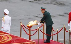 Xúc động hình ảnh vị tướng thắp sáng đài lửa truyền thống tại lễ diễu binh
