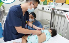 Ba trẻ bị ong đốt: Hai em nguy kịch do tổn thương gan, thận, rối loạn đông máu, một em tử vong
