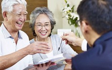 Nên để tiền tiết kiệm cho con cái hay để dưỡng già?: Người già thông minh sẽ làm theo cách này!