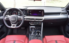 Giá lăn bánh Kia K5 giảm sốc, rẻ chưa từng thấy: Thấp nhất phân khúc sedan hạng D, Toyota Camry – Mazda6 lép vế