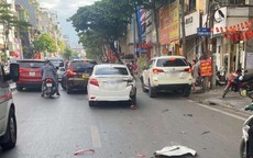 Ô tô con tông liên hoàn trên đường phố Hà Nội, 4 người bị thương