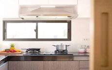 Cửa sổ bếp đối diện bếp phạm phong thủy và cách hóa giải hiệu quả
