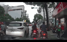 Hà Nội: Thanh niên 'ngổ ngáo' cố tình gây sự, đá vào xe máy của người phụ nữ đang dừng đèn đỏ