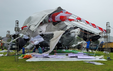 Mưa bão ập đến, rạp cưới ở Đà Nẵng tả tơi, 80 bàn tiệc phải di dời