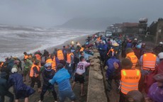 Kè biển sạt lở trước giờ bão số 10 đổ bộ, hàng trăm người dầm mưa bốc đá gia cố