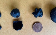 6 mảnh thủy tinh xanh tiết lộ vật thể ngoài Trái Đất bí ẩn