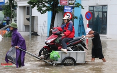 Mưa lớn từ sáng sớm, nhiều tuyến phố Hà Nội biến thành 'sông', người dân bì bõm trong nước