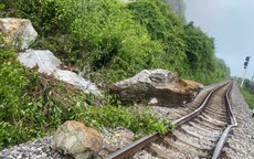 Cận cảnh đường sắt biến dạng, tàu Bắc - Nam tạm ngưng qua Quảng Trị