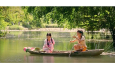 Tú tiếp tục đánh nhau, đi câu cá với Quyên bị rơi xuống hồ