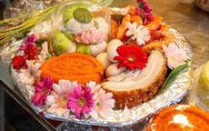 Xôi gà lễ, cỗ cúng rằm tháng 7 giá gần 1 triệu đồng hút khách tại 'chợ nhà giàu'