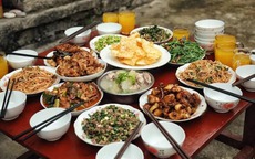 Ngày vui hóa ngày tủi hổ: Con đỗ đại học danh giá, bố mẹ ê chề vì 90 mâm cỗ không một khách đến
