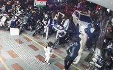 Ô tô lùi giữa biển người xem pháo hoa, tài xế mất kiểm soát gây náo loạn đêm giao thừa