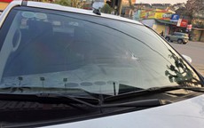 Điều tra người đàn ông che dù đập vỡ kính, đèn ô tô ở Nghệ An