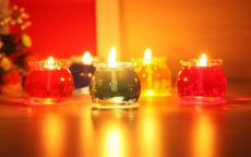 Nhà nào cũng đặt đèn và nến trên bàn thờ, nhưng không phải ai cũng biết cách sắp xếp để mang đại cái đại lợi, nhất là vào dịp Tết