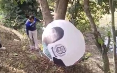 Vật thể lạ rơi trên cánh đồng khiến người dân hoảng sợ