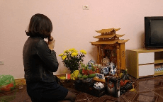 Có nên tỉa chân nhang bàn thờ Thần tài?