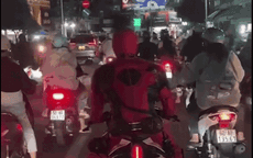 'Siêu anh hùng' đi xe phân khối lớn che biển số, không đội mũ bảo hiểm bị xử phạt nặng