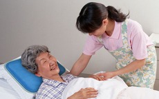 Anh trai hứa chu cấp để em gái nghỉ việc chăm mẹ, rồi quay lưng ngay sau tang lễ