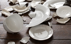 Vỡ cốc chén và điềm báo trong quan niệm của người Việt và các nước trên thế giới