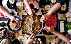 Nhà hàng anh trai khai trương, tôi xấu hổ với đồng nghiệp vì lỡ rủ họ đến ăn