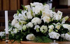 Hoa hồng trắng trong đám tang và ý nghĩa của sự tiễn biệt