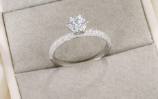 Năm 2026 giá vàng, bạc tăng cao, dưới 5 triệu đồng mua được nhẫn cầu hôn loại nào?