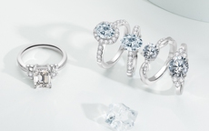 Giá vàng vẫn ở mức cao, nên chọn nhẫn cầu hôn loại nào?