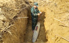 Trục vớt, tiêu hủy quả bom 250kg sót lại sau chiến tranh trên sông Lam