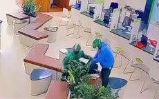 Cận cảnh 2 kẻ dùng vật nghi súng cướp ngân hàng ở Gia Lai