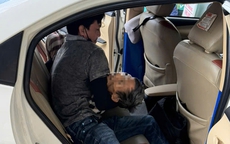 CSGT TPHCM hỗ trợ đưa người đàn ông đi cấp cứu