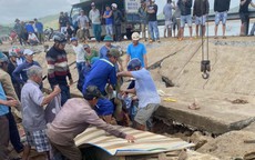 Trú mưa dưới bờ kè, 4 người tử vong khi mảng bê tông đổ sập