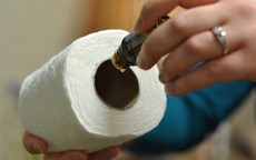 Tại sao đầu giường không nên để giấy vệ sinh?: Biết lý do này bạn sẽ bỏ chúng đi ngay lập tức