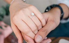 Năm 2026 nên mua nhẫn cầu hôn vàng hay bạc?