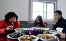 35 tuổi chưa vợ, chi tiền triệu thuê bạn gái về quê ăn Tết và cái kết đắng