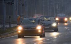 Thời gian bắt buộc phải bật đèn xe khi tham gia giao thông năm 2026 áp dụng theo quy định mới nhất