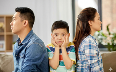 Giật mình khi con đòi tiền công đổ rác, vợ lại khen con 'hiểu giá trị lao động'