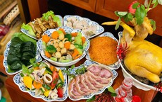 Vì sao mâm cỗ Tết không thể thiếu gà luộc nguyên con?
