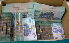 2 thanh niên trộm gói hàng hóa trên xe khách, bên trong có gần 8 tỉ đồng