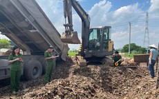 Chôn lấp chất thải xây dựng trái phép, hai người đàn ông bị khởi tố