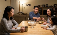 Vợ cũ của chồng thường xuyên qua nhà thăm con, ăn cơm, thậm chí ngủ lại