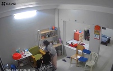 Hà Nội: Xem camera, con trai bàng hoàng phát hiện mẹ 90 tuổi bị giúp việc bạo hành 