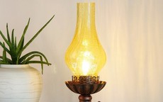 Làm vỡ đèn dầu trên bàn thờ là điềm gì?