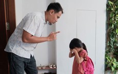 Càng cấm đoán càng phản kháng: 5 điều cha mẹ càng ngăn con càng thích làm